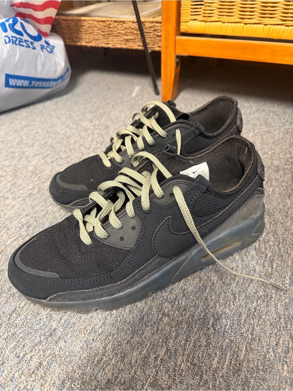 Nike Men’s Black Sneakers with Light Green Laces